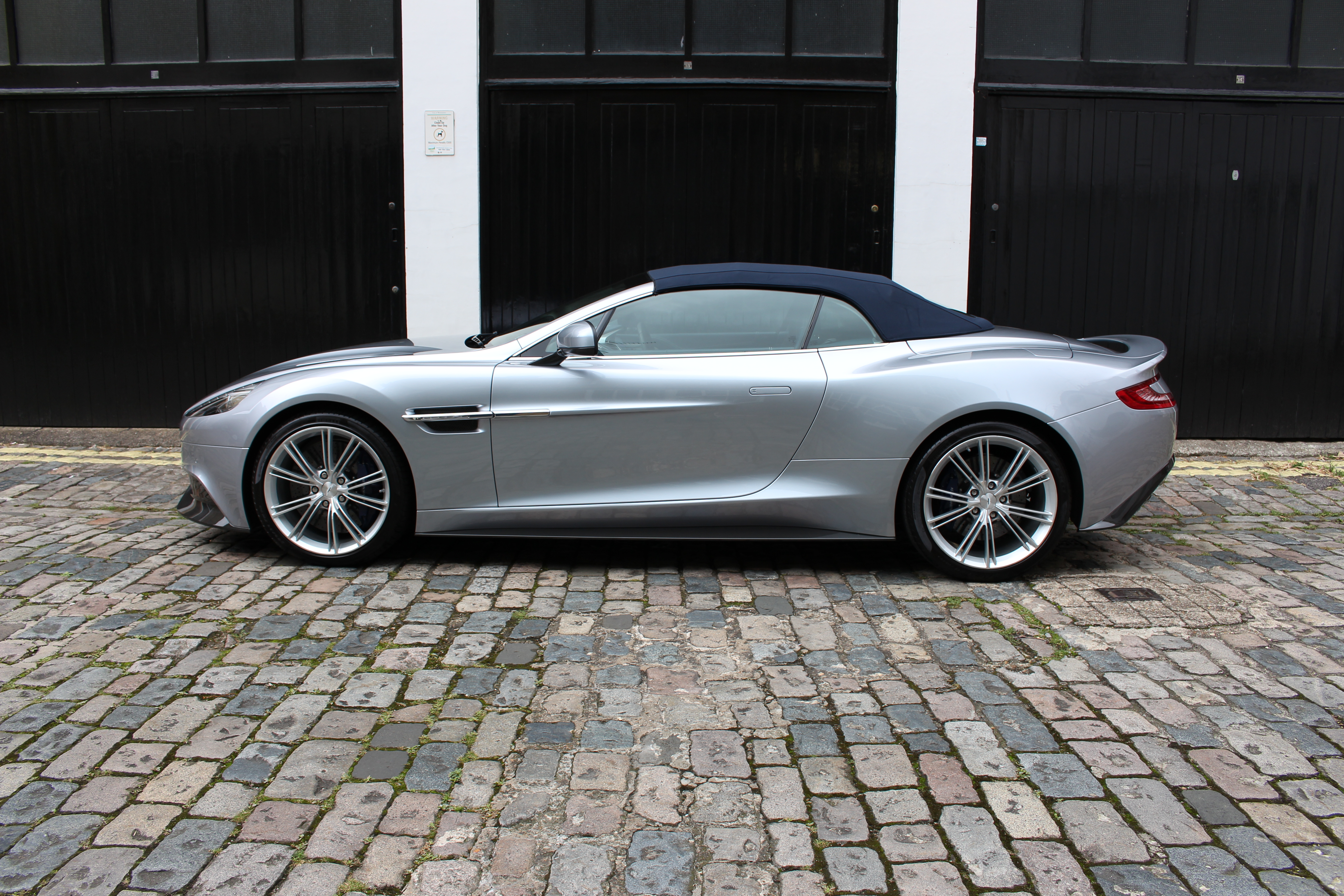 Aston Martin Vanquish Volante